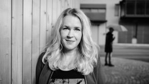 Hannah Norrena arbetar som programledare på Vega Dag. Svartvit bild av en leende Hannah Norrena