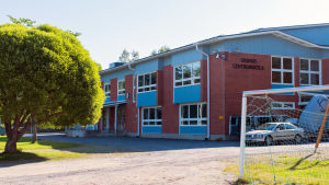 På utsidan är det mesta sig likt, men inne i skolan är allting nytt. En skolbyggnad.