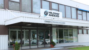 Även på Hilding Anders tvingades man permittera folk i våras. Huvudentrén till en fabrik. På en skylt ovanför huvudentrén står texten Hilding Anders.