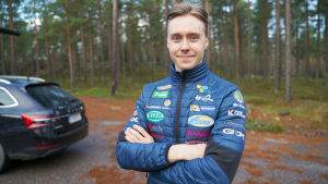 Oturen grinade Emil Lindholm i ögonen under slutet av rallysäsongen. Porträttbild på Emil Lindholm.