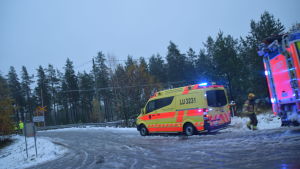 Olyckan inträffade vid åttatiden på morgonen den 26 oktober 2017. En ambulans står vid en snöig plankorsning. På bilden syns också flera brandmän.