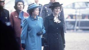 Drottningen har samarbetat med totalt 14 statsministrar. Här ses hon tillsammans med Margaret Thtacher vid minneshögtiden över Lord Mountbatten år 1983. Mountbatten, som var prins Philips morbror, föll år 1979 offer för ett attentat från IRA. Kuningatar Elisabet ja pääministeri Margaret Thatcher rinnakkain.