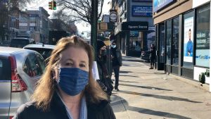Hoppfull men arg. Leslie väntar på att ta ett coronatest i Brooklyn. Kvinna som heter Leslie köar för coronatest i Brooklyn.