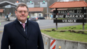 Vilsecks borgmästare Hans-Martin Schertl poserar utanför kasernområdet Rose Baracks. Borgmästaren Hans-Martin Schertl vid infarten till den amerikanska militärbasen