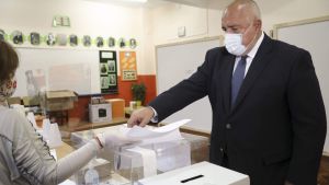 Bojko Borisov röstar i valet. Bulgariens premiärminister och partiet GERB:s ledare Boyko Borisov röstar i valet