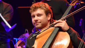 Lukas Stasevskij spelar både cello och dataspel. Närbild på Lukas Stasevskij