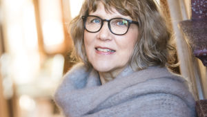 Riitta Kylänpää vann Fack-Finlandiapriset för sin biografi om Pentti Linkola. I höst är hon aktuell med en bok om Claes Andersson. Journalisten Riitta Kylänpää.