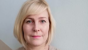 Maria Karhela är sakkunnig inom barn - och familjearbete vid Barnavårdsföreningen Närbild på en medelålders kvinna som tittar in i kameran