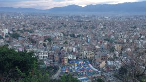 Telttaleiri Kathmandussa. Näkymä Swayambhun temppeliltä. Kathmandu telttaleiri kaupungissa näkymä Swayambhusta