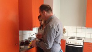 Valbona och Selim i sin bostad i Kaskö. Kosovoalbanerna Valbona Semili och Selim Dinolli söker asyl i Finland. Här i deras kök i lägenheten i Kaskö.