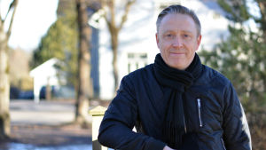 Historikern Kim Björklund har tittat närmare på funkishusen i Karis. Kim Björklund i Karis.