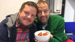 Micke och Matias inspirerade. Tisdagens frukost, havregrynsgröt med torkade havtornsblad och jordgubbar. Allt närproducerat.