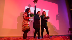Feministiska partiet valde ny ledning under partikongressen i Esbo. På bilden viceordförande Pazilaiti Simayijiang, ordförande Katju Aro och viceordförande Tuuli Kamppila. Feministiska partiets ledare på scenen efter partikongressen i september 2017, ordförande Katju Aru i mitten.
