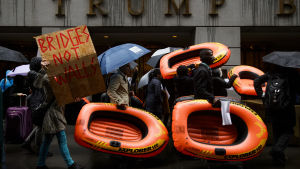 Trumps beslut att skära ner på antalet flyktingar som tillåts till USA har utlöst växande protester mot hans flykting- och invadrarpolitik Trumps beslut att skära ner på antalet flyktingar som tillåts till USA har utlöst växande protester mot hans flykting- och invadrarpolitik