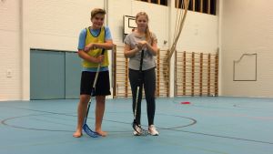 Viggo Henelius och Emilia Friberg berömmer nya gymnastiksalen. Pojke och flicka i en gymnastiksal.