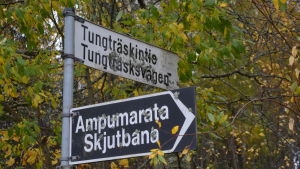 Den döde mannen hittades på en åker i närheten av skjutbanan i Sannäs (arkivbild). Skylt av Tungträskvägen i Sannäs i Borgå