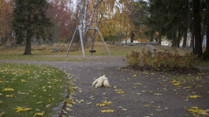 En brådskande placering varar i allmänhet i 30 dagar, men inte i Agnetas fall. Ensam nalle