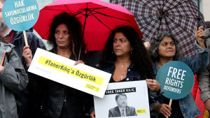 Demonstranterna i Istanbul protesterade mot att Amnestys turkiska ordförande Taner Kılıç hålls fängslad i Izmir Demonstranterna i Istanbul protesterade mot att Amnestys turkiska ordförande Taner Kılıç hålls fängslad i Izmir