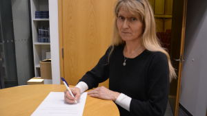 Barbro Gustafsson tvekade inte att skriva under Fair Play-avtalet. Kvinna skriver under ett papper.