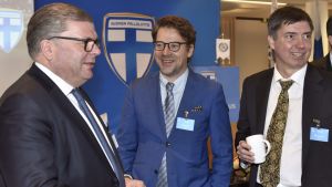 Ari Lahti, Ville Niinistö och Mika Aaltonen ville bli fotbollsordförande. Ari Lahti, Ville Niinistö och Mika Aaltonen gjorde upp om ordförandeklubban.