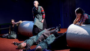 Drömmen om ett bättre liv. På bilden Saga Sarkola, Inka Reyes, Helmi-Leena Nummela, Oona Airola och Vilma Melasniemi. Foto från Veriruusut på KOM-teatern.