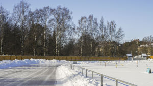 Gräsplanen är stängd men isbanan är öppen i Djurgården i Helsingfors. Ingen var ändå där och åkte skridskor i onsdags, säkert på grund av att det var kring -15 grader kallt. Naturisplan i Djurgården i Helsingfors.