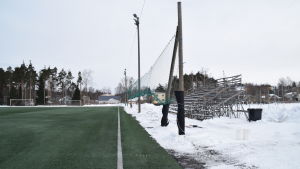 Belysningen i Karis är egentligen för svag för fotbollsmatcher på cupnivå. Lamporna är också placerade för nära planen. Karis konstgräsplan är grön eftersom den är uppvärmd i mars, men med snöhögar kring planen.