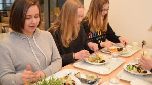 Frida Burgmann, Amanda Juselius och Emma Heiseler äter skollunchen den dag det bjuds på potatis och fiskbullar. Det är såsen som gör att maten är god. Frida Burgmann, Amanda Juselius och Emma Heiseler äter fiskbullar och potatis i Källhagens skolas matsal i Virkby.