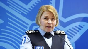 Direktör Sanna Heikinheimo vid Polisstyrelsen. Direktör Sanna Heikinheimo vid Polisstyrelsen på presskonferens om avslagna asylansökningar mars 2018.