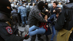 Över 200 människor greps i Jerevan under söndagens demonstrationer. Polisen i Jerevan försöker gripa en demonstrant.