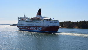Fartyget Viking Amorella. Ett skepp kommer lastat med surfande kryssningsturister. Viking Lines kryssningsfartyg M/S Amorella.