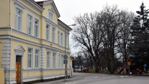 Hotell Continental på andra sidan Stallörsparken blev klart år 1891. Byggnaden är nu bostadshus. Ett gult gammalt stenhus i två våningar. Till vänster en lekpark.