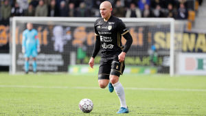 Johannes Laaksonen gjorde SJK:s mål i matchen. Johannes Laaksonen med bollen