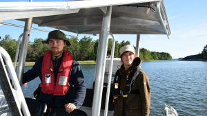I teamet ingår också planerarna Teemu Mustasaari och Niina Kurikka vid Forststyrelsen. Teemu Mustasaari och Niina Kurikka ombord på en båt.