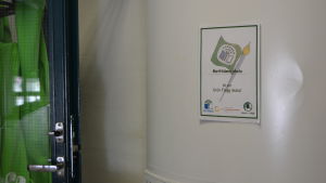 Afficsch i korridoren vid Mattlidens skola där det står att skolan är en Grön Flagg-skola.