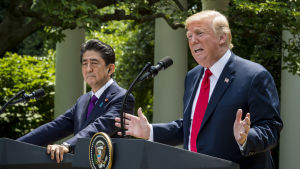 Japans premiärminister Shinzo Abe och Donald Trump under presskonferensen i Vita husets rosenträdgård. Japans premiärminister Shinzo Abe och Donald Trump under presskonferensen i Vita husets rosenträdgård.
