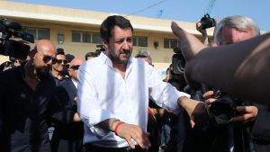 Italien tänker inte ge vika i frågan, säger inrikesminister Matteo Salvini. Italiens inrikesminister Matteo Salvini besökte en mottagningscentral för flyktingar och migranter i Pozzallo, Sicilien den 3.6.