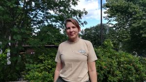 Sanna Sainmaa är veterinär vid Högholmens djursjukhus. Veterinär Sanna Sainmaa står på gården utanför sin mottagning på Högholmen.