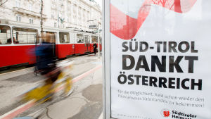 Det sydtyrolska hembygdsförbundet tackar Österrike för att ha satt igång diskussionen om dubbelt medborgarskap. Det sydtyrolska hembygdsförbundet tackar Österrike för att ha satt igång diskussionen om dubbelt medborgarskap.