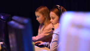Man kan anmäla sig till lan-party antingen i VASA eller i Lagstads skola i ESBO. flickor med blickarna på spelskärmen