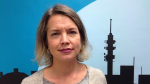 - Många av våra pappa- och mammaroller är både tagna och tilldelade. Vi följer vissa mönster och är väldigt duktiga på att tala om att det inte borde vara på det sättet - men samtidigt tycker vi att det är väldigt bekvämt, säger Petra Willamo, organisationschef vid Barnavårdsföreningen i Finland. Petra Willamo