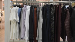 Canny Fashion finns i både Karis och Ekenäs. I Ekenäs är lokalen 450 kvadratmeter stor. Kläder hänger på en klädstång utanför en butik.