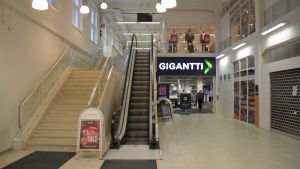 En bild på ett köpcentrum i Ekenäs som heter Formis. På köpcentret finns utmärkt vilka företag som verkar där.