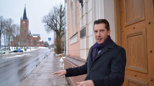 Jan D. Oker-Blom tycker att det skulle vara fint med ett litet torg rakt utanför rådhuset, i stället för biltrafiken. utanför rådhuset