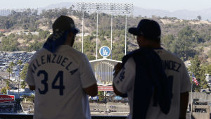 Starka sociala band anses skydda mot självmord Två baseball supportrar inför en match i Los Angeles