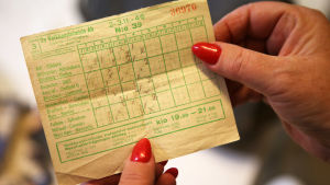 En stryktipskupong från fotbollsomgången 2-3.11.1946 med fyra rader ifyllda. På kupongen finns fyra matcher från Allsvenskan i Sverige och åtta från Premier League i England.