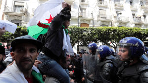 Polisen försökte förhindra demonstranter från att ta sig i närheten av regeringskvarteren. Algerier protesterar mot president Abdelaziz Bouteflika.