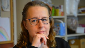 Kaisa Söderholm. Diakon Kaisa Söderholm, en dam med blå tröja och glasögon med mörka skalmar.