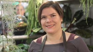 Johanna Vireaho berättar att ormbunksväxter och mer svårodlade växter är populärt i vår och sommar. Johanna Vireaho, företagare.