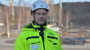 Ingå hamns vd Thomas Bergman jobbade hemifrån på måndagen den 16 mars. Arkivbild. En man med hjälm och gula, neonfärgade arbetskläder på ett hamnområde.